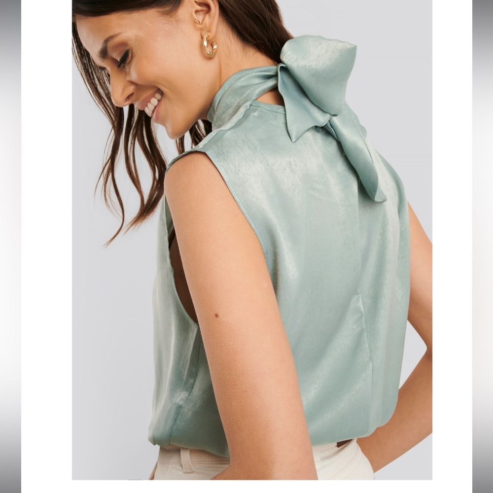 High collar sleeveless bow blouse